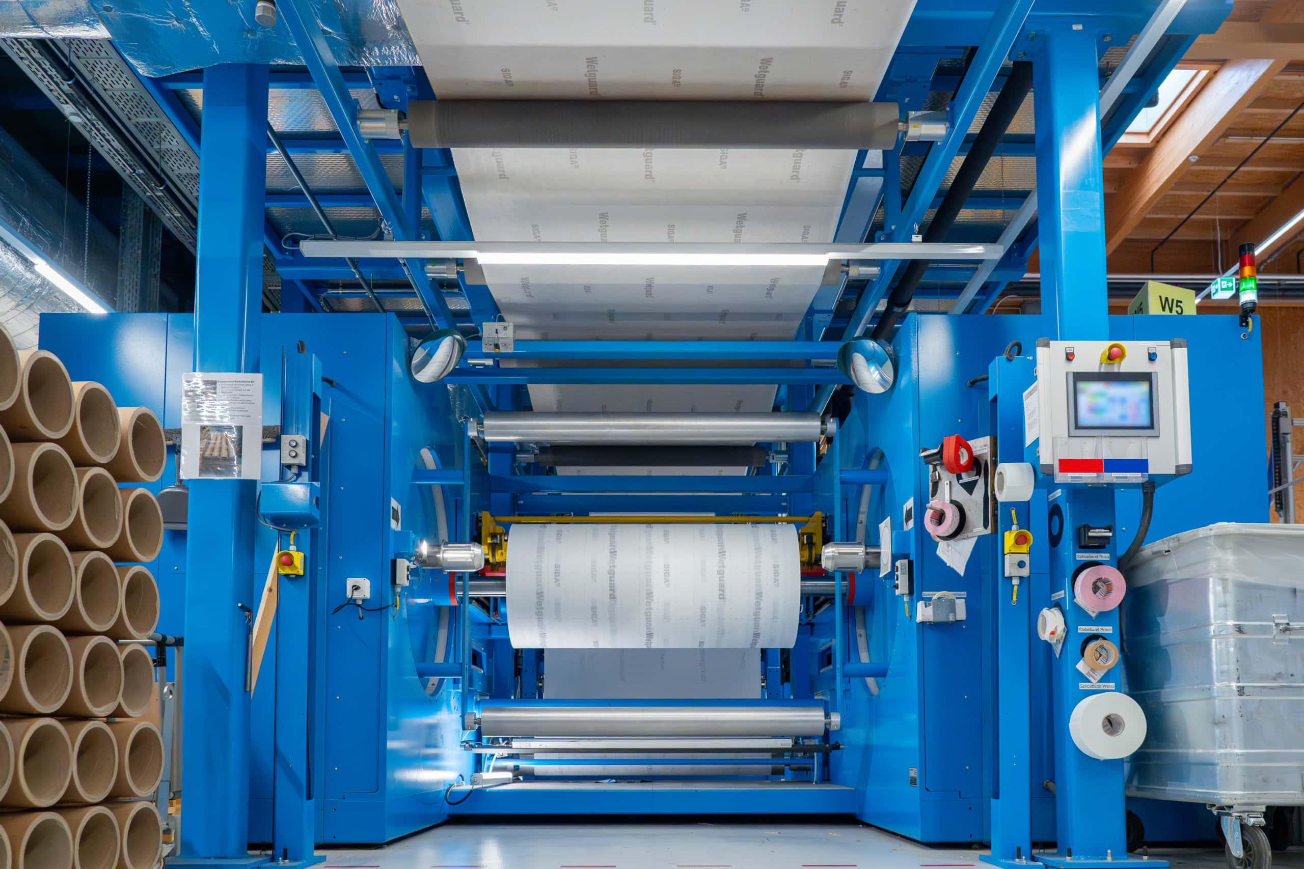 Produktionsanlage bei SIGA zur Verarbeitung von Klebebändern und Dichtungsmaterialien