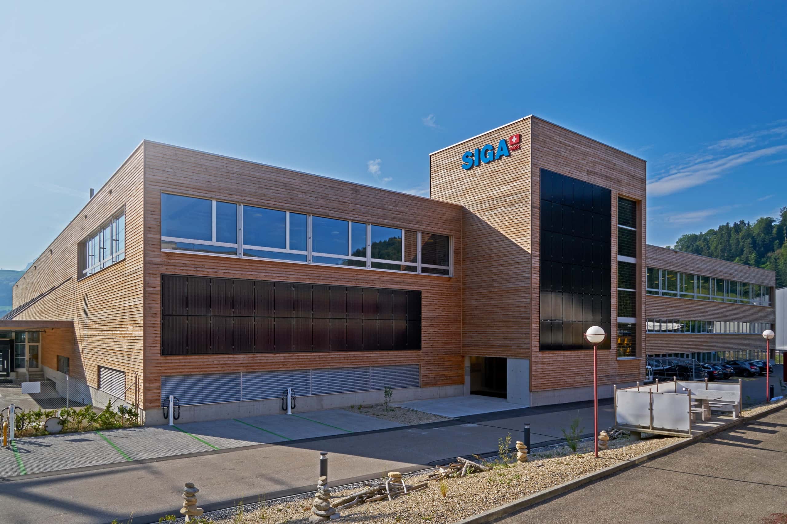 SIGA Firmengebäude in Schachen mit Holzfassade und SIGA Logo