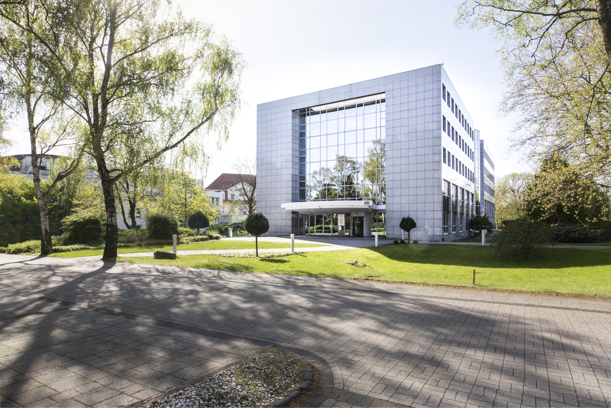 Melitta Firmenzentrale mit modernem Bürogebäude und Grünfläche